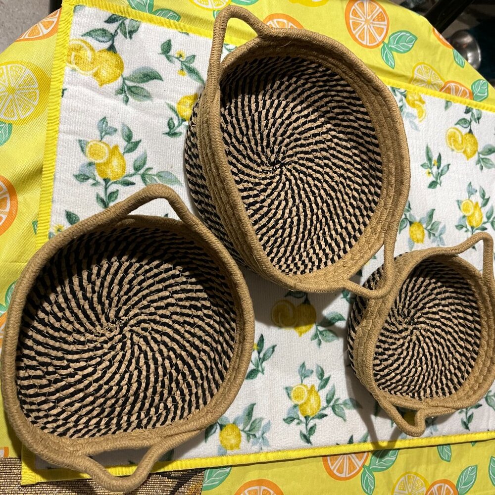 3 Baskets that stack perfectly - Picture 2 of 3